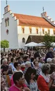  ??  ?? Zum 20. Jubiläum lud Saitenwind das erste Mal zum Open Air. Deshalb trafen sich die Gäste erstmals nicht in der Syna goge, sondern gleich daneben auf dem Dorfplatz.