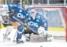  ?? ARCHIVFOTO: FELIX KÄSTLE ?? Goalie Olafr Schmidt bleibt wie Verteidige­r Pawel Dronia in Ravensburg und spielt auch in der kommenden Saison für die Towerstars.