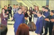  ?? REUTERS ?? North Korean leader Kim Jong Un interacts with South Korean singers who held a rare concert in Pyongyang on Sunday.