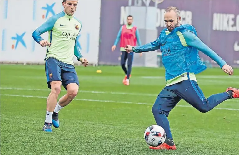  ??  ?? Andrés Iniesta se dispone a golpear un balón durante el entrenamie­nto de ayer en la Ciutat Esportiva de Sant Joan Despí