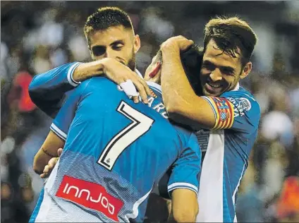  ?? FOTO: PEPE MORATA ?? Los pericos quieren celebrar nuevos triunfos Gerard, felicitado por Víctor Sánchez y David López tras marcar ante el Celta