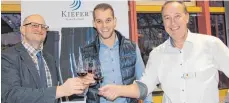  ?? SZ-FOTO: KÖ ?? Ralf Denkinger (links) stößt mit Weinhändle­r Fabian Vögtle und Ulli Kopp vom Weingut Jupiter an.