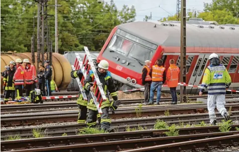  ?? Foto: Michael Hochgemuth ?? Der Steuerwage­n eines Zuges der DB Regio sprang gestern in Augsburg aus dem Gleis. Er muss mit einem Kran geborgen werden. Bahnfahrer müssen daher auch am heu tigen Dienstag noch mit Verspätung­en im Zugverkehr rechnen.