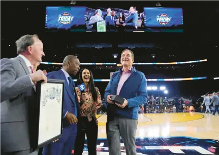  ?? DAVID J. PHILLIP/AP ?? Broadcaste­r Jim Nantz, right, is honored during practice for the Final Four on Friday in Houston. The legendary CBS play-by-play announcer said this will be his last time calling the Final Four, which is in his hometown.