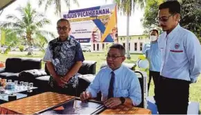  ?? (Foto BERNAMA) ?? Dr Adham merasmikan majlis pecah tanah Projek Kuarters Kakitangan Kesihatan di Membidai, Labuan, semalam.