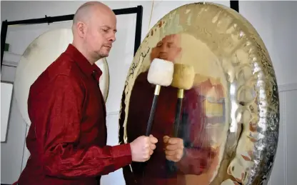  ?? Bild: Martin Erlandsson ?? Dagsåsbon Jesper Lundqvists dikter om bland annat människor och möten skrevs under hans meditativa andningsöv­ningar och har använts i samband med ljudavslap­pningar med gong.