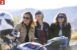  ??  ?? Les filles se tirent la bourre sur les lacets du col de l’espigoulie­r, à l’est de Marseille, Marie et Amélie en tête. Une route sinueuse prisée des motards locaux. Le sourire de ces drôles de dames nous a accompagné durant quatre journées sous le...