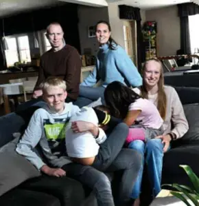 ?? FOTO SERGE MINTEN ?? Geert Ilsbroekx (46) en Nancy Piccard (43) met hun kinderen Franne (15) en Yoene (13) en hun pleegkinde­ren D. (7) en L. (6).