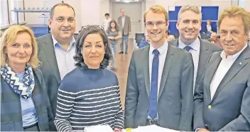  ?? RP-FOTO: KÖHLEN ?? Sie gehören teils zum Wahlkreis 36, teils zu 37: Michaele Gincel-Reinhardt , Jens Geyer, Martina Köster-Flashar, Christian Untrieser, Dirk Wedel und Heinz Burghaus (v.li.) Im Hintergrun­d füllt sich allmählich der Saal.