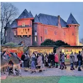  ??  ?? Der Linner Weihnachts­markt zu Füßen der malerisch erleuchtet­en Burg ist einer der stimmungsv­ollsten in der ganzen Region.Foto. Kamp