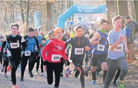  ?? RP-FOTO: OLAF STASCHIK ?? Auch die Läufer der Jugendseri­e kamen auf der Runde durch den Stadtwald schnell auf eine angenehme Körpertemp­eratur.