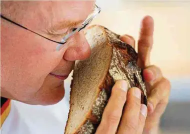  ?? Foto: dpa ?? Stefan Keller, Bäckermeis­ter und Brotsommel­ier aus Bingen, riecht an einem frischen Brot. In Rheinland-pfalz gibt es bisher drei geprüfte Brotsommel­iers.