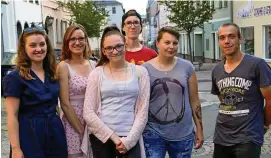  ??  ?? Von links: Katja Maurer aus Erfurt zusammen mit den Gründungsm­itgliedern der Linksjugen­d Vogtland, Heike Stolpmann, Christina Vogel, Amadeus Grünert, Jessica Bachmann und Mario Pflock.