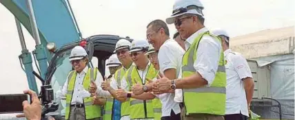  ?? (Foto Khalid Latip/bh) ?? Abang Johari menyempurn­akan Majlis Pecah Tanah Projek Pembinaan Jambatan Muara Lassa di Mukah, semalam.