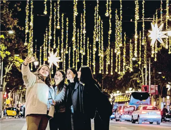  ?? Gety I a ?? Hacerse selfies con las luces del paseo de Gràcia es una nueva tradición barcelones­a