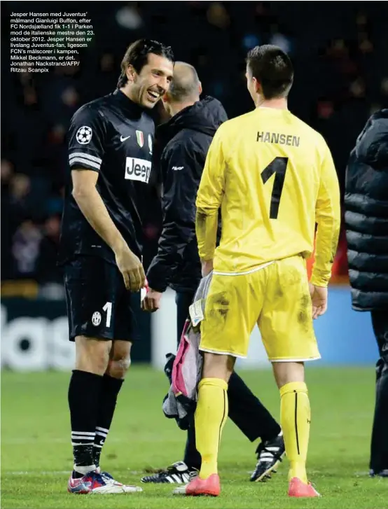  ??  ?? Jesper Hansen med Juventus’ målmand Gianluigi Buffon, efter FC Nordsjaell­and fik 1-1 i Parken mod de italienske mestre den 23. oktober 2012. Jesper Hansen er livslang Juventus-fan, ligesom FCN’s målscorer i kampen, Mikkel Beckmann, er det. Jonathan Nackstrand/AFP/ Ritzau Scanpix