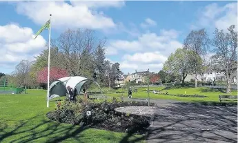  ??  ?? Sunshine
Youngsters had fun with South Lanarkshir­e park rangers in Cambuslang Park