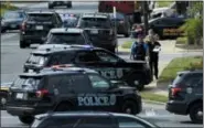  ?? SUSAN WALSH - THE ASSOCIATED PRESS ?? Police secure the scene of a shooting at the building housing The Capital Gazette newspaper in Annapolis, Md., Thursday.