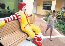  ?? CARLINE JEAN/STAFF PHOTOGRAPH­ER ?? Synaii Thomas, 6, from the Virgin Islands, walks past the entrance at the Ronald McDonald House in Fort Lauderdale. She and her mom are the last family to stay there.