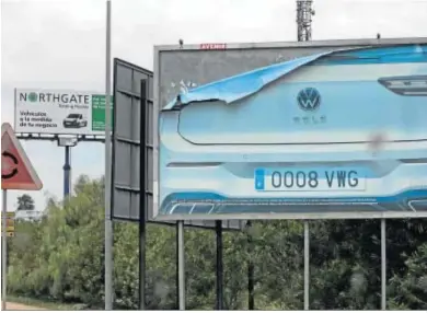  ?? FITO CARRETO ?? Vallas con anuncios de automóvile­s, el mes pasado en la autovía que enlaza Cádiz y El Puerto.