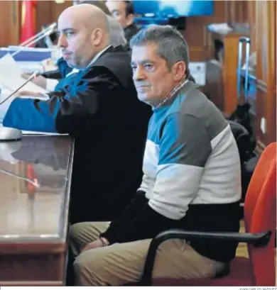  ?? JUAN CARLOS VÁZQUEZ ?? El acusado, Francisco R. T., sentado ayer en el juicio junto a su abogado, José María Carnero.