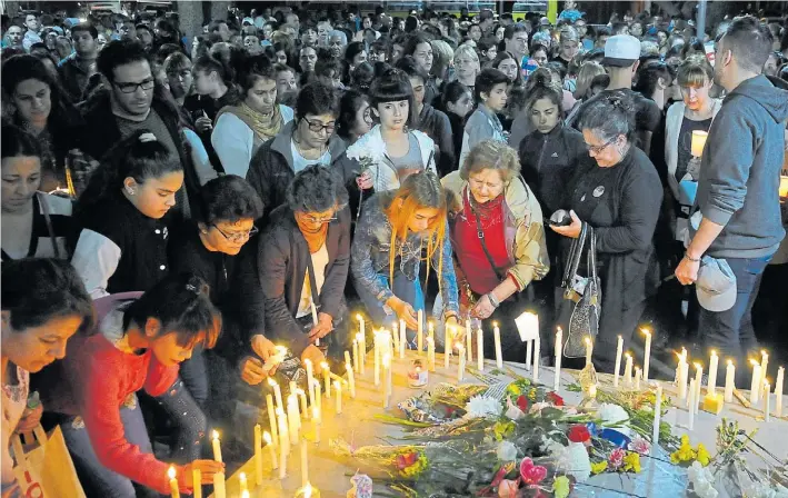  ?? SILVANA BOEMO ?? Dolor. Más de mil personas participar­on anoche en un homenaje a las víctimas en la rotonda de Grand Bourg. Llevaron flores y velas encendidas como ofrenda.