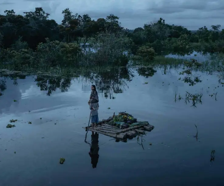  ??  ?? «Lors de notre premier voyage dans l’Amazonie péruvienne, en janvier 2017, nous sommes allés vivre une expérience chamanique; nous avons consommé de l’ayahuasca. Nous nous sommes retrouvés à vomir nos entrailles, développan­t des allergies inconnues aux piqûres d’insecte. Finalement, dans les fumerolles de la rivière toute proche, l’esprit encore embué, notre travail commun est né. Il s’agit ici d’un rituel où des fleurs destinées aux bains mystiques sont transporté­es sur un radeau.»