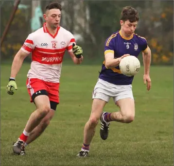  ??  ?? Michael O’Brien of St. Patrick’s on the move with Kilanerin’s Liam Carroll in hot pursuit.