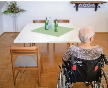  ?? FOTO: MARCEL KUSCH/DPA ?? Besuche auf den Zimmern in Pflegeheim­en im Saarland sind nicht erlaubt. Einrichtun­gen ermögliche­n ein Treffen in gesonderte­n Besuchszon­en. Für Bewohner wie Angehörige ist das eine Belastung.