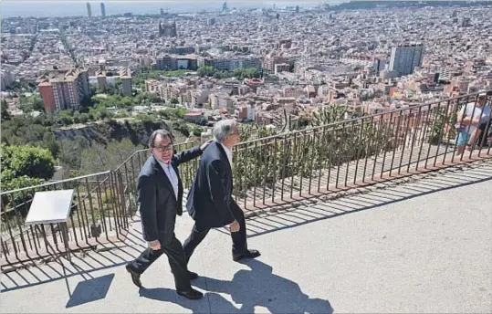  ?? MANÉ ESPINOSA ?? El último empujón. Los candidatos apuraron ayer para lanzar los últimos mensajes. CiU celebró anoche su mitin principal de la campaña en el pabellón de la Nova Icària. Por la mañana, Mas paseó con Trias por el mirador de la Rovira de Barcelona