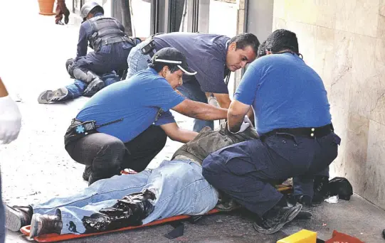  ??  ?? Apoya el estado a víctimas de daños colaterale­s por la violencia.