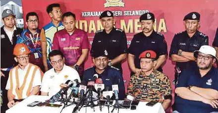  ?? (Foto Saifulliza­n Tamadi/bh) ?? Hussein (duduk tengah) pada sidang media di Putra Harmoni, Subang Jaya, semalam.