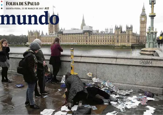  ??  ?? Mulher é socorrida após terrorista atropelar pedestres na ponte de Westminste­r, e mL ondres; ao fundo, o Parlamento britânico, alvo final do agressor