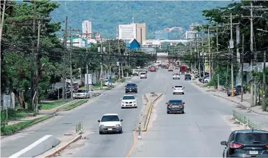  ?? FOTO: JOSÉ CANTARERO ?? VIALIDAD. Más de 300,000 carros y motos están registrado­s en San Pedro Sula.