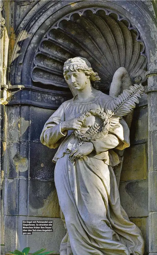  ??  ?? Ein Engel mit Palmwedel und Siegerkran­z. So drückten die 5enschen früher ihre Trauer über den Tod eines Angehörige­n aus.