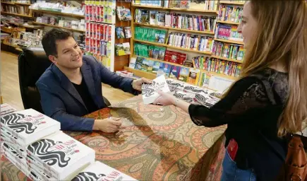  ?? (Photos archives Franck Fernandes et François Baille) ?? Guillaume Musso, ici lors de sa dédicace à la librairie antiboise la Joie de Lire, vient d’accepter l’adaptation de son dernier roman avec pour toile de fond la Côte d’Azur et la cité des Remparts.