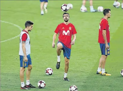  ?? FOTO: AP ?? Sin pitos a Piqué 5000 personas asistieron al entrenamie­nto de ayer en un ambiente festivo y sin silbidos para nadie