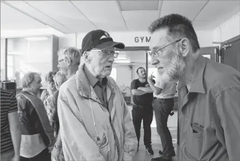  ??  ?? Jim McRae chats with YARC president Mitch Bonnar at the July 18 open house at the former Arcadia school.