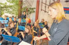  ??  ?? Vor dem Fassanstic­h unterhielt die Jugendkape­lle Aalen mit Klängen von „In Harmonie vereint“bis zu einem „Coldplay“-Medley. Rechts im Bild Dirigentin Daniela Müller.