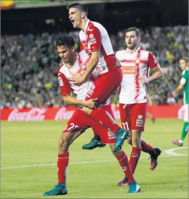  ??  ?? ALEGRÍA ANTE EL BETIS. Diego Reyes celebra el 0-1 en el Villamarín en la primera vuelta del curso.
