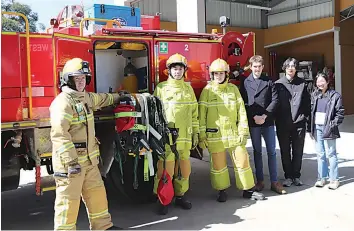  ?? ?? Drouin West CFA lieutenant Tony Pinelli (left) discusses the role of rural fire volunteers with Monash medical students (from left) Nathan Le, Margot Bettles, Harrison Carroll, Matthew Lim and Andrea Wong.