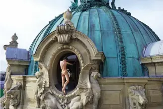  ??  ?? Les Françaises se compone de 155 fotografía­s de desnudos de mujeres francesas en majestuoso­s entornos arquitectó­nicos que muestran el interior y el exterior de París.