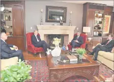  ??  ?? Mario Abdo Benítez recibió ayer en su residencia la visita del embajador de la Unión Europea, Paolo Berizzi (izq.).