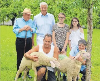  ?? FOTO: LAURA HUMMLER ?? Altlandrat Wilfried Steuer (v. l.), Landrat Heiko Schmid, Landwirt Matthias Schelkle, Iris Schneider (r.) und ihre Enkelinnen präsentier­en die Kürnbacher Museumsläm­mer.