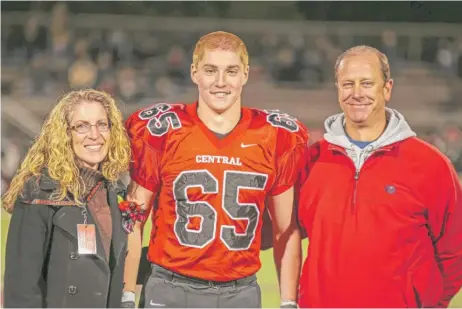  ??  ?? Timothy Piazza with his parents, Evelyn Piazza and James Piazza, in 2014. | PATRICK CARNS VIA AP