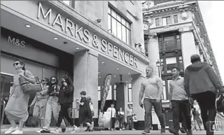  ?? LONDON
-REUTERS ?? People walk outside the Marks&Spencer shop amid the outbreak of the coronaviru­s disease, in Oxford Street.