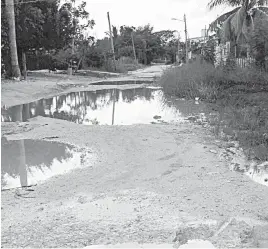  ??  ?? Vecinos piden a director de obras públicas deje su puesto, si no puede con su responsabi­lidad.