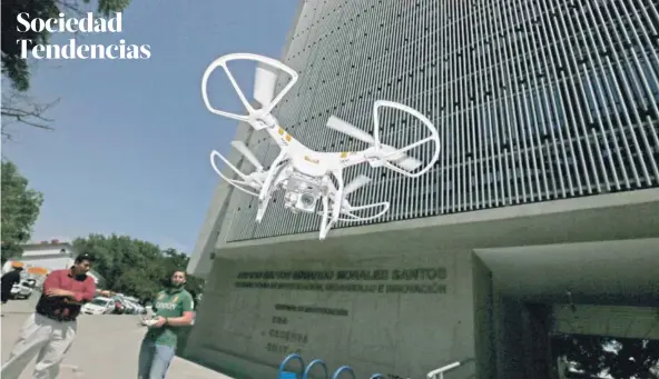  ??  ?? Dron en operacione­s en la Universida­d de Santiago este miércoles.