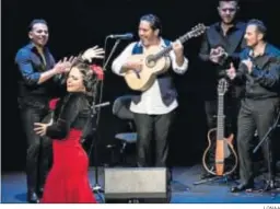  ?? LONAA ?? Paco Lara y su mujer, la bailaora Deya Miranda, junto al resto de integrante­s del grupo.