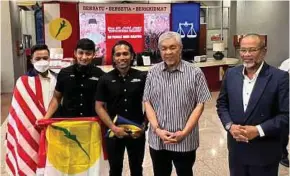  ?? ?? Shukor (kiri); Pengurus ALS Motorsport­s, Syamsul Bakhtiar Esa (tengah); Penasihat ALS Motorsport­s, Datuk Nashrudin Elias (kanan) dan Pengurus Teknikal Pasukan ALS Motorsport­s, Muhammad Hirev Fazly Ismail selepas majlis pelepasan yang disempurna­kan Ahmad Zahid di WTC, Kuala Lumpur, kelmarin.